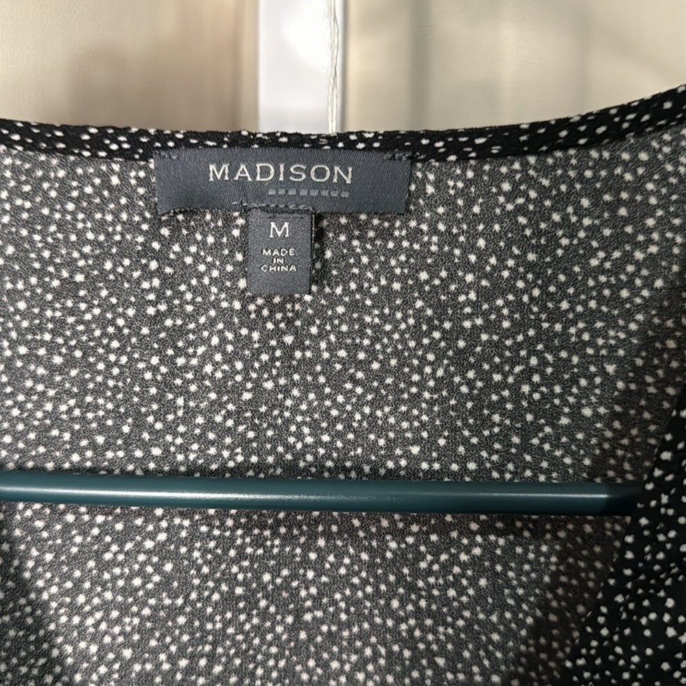Madison Black & White Polka Dot V-Neck Short Sleeve‎ Blouse Top, Size M - Picture 2 of 6